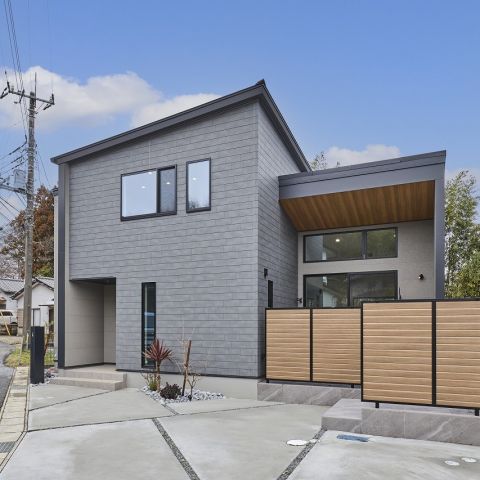 中庭と書斎のあるグレートーンの家 アイキャッチ画像