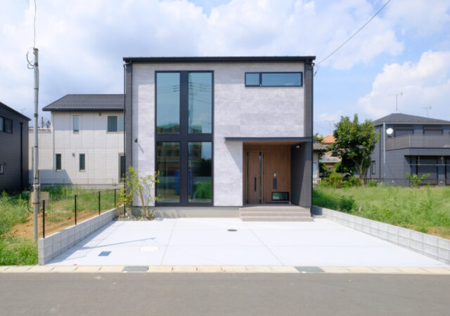 縦長の窓が美しい住まい
