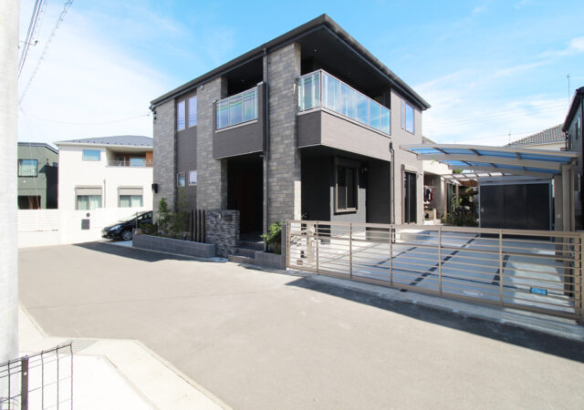 ダークブラウンのシックなお住まい