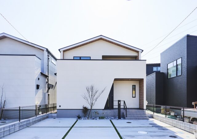 白と木目が調和する、ナチュラルモダンな家