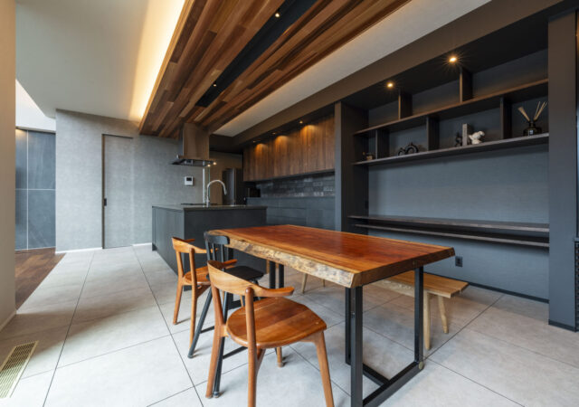 無彩色×木目が美しいホテルライクな住まい