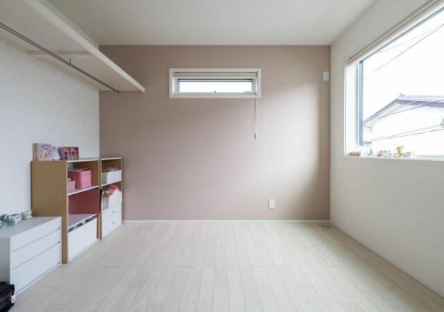 無彩色×木目が美しいホテルライクな住まい