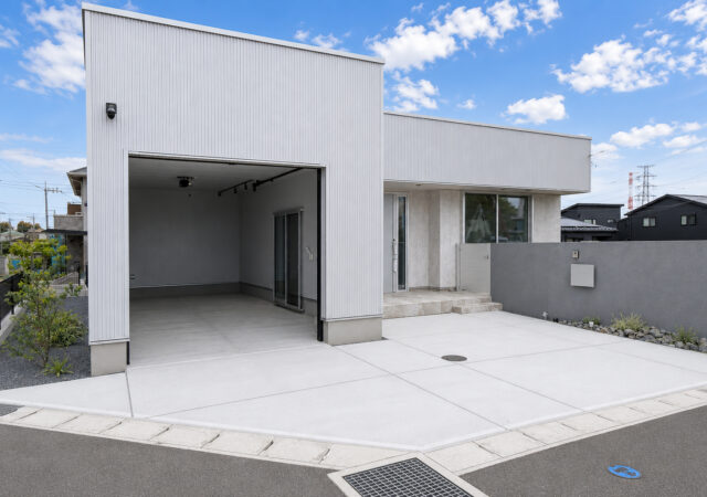 スタイリッシュなガレージのある平屋