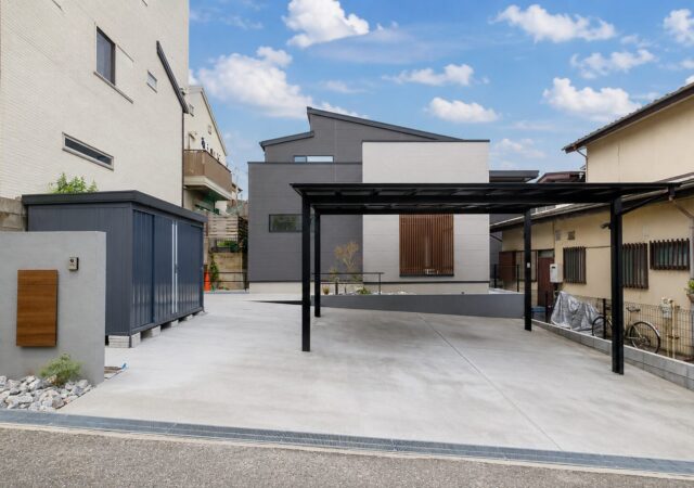 木目×ブラックで魅せる住まい