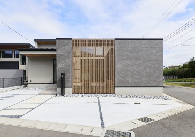中庭を囲む、ジャパンディな平屋
